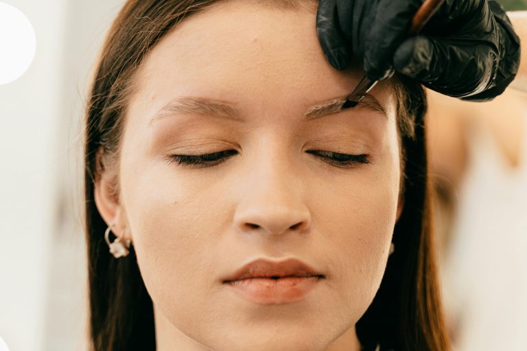 Eyebrow tattooing: the pros and cons you should consider
